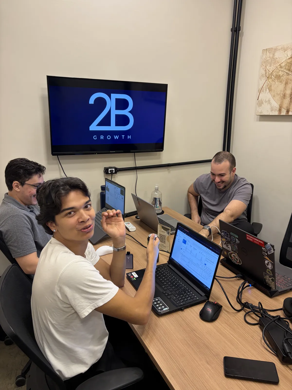 Equipe da 2B Growth trabalhando em campanhas no escritório em Uberlândia